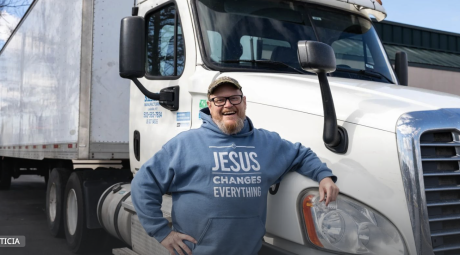 Desde la cabina de un camión, estudios bíblicos conectan EE.UU. y la India